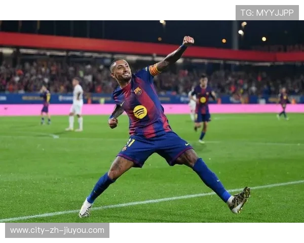 巴萨中路穿插推进，拉菲尼亚搓射直挂远角